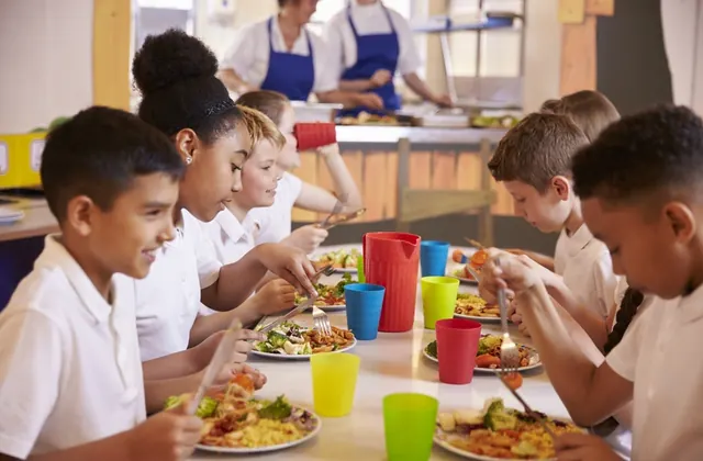 Alunos almoçando juntos no refeitório da escola